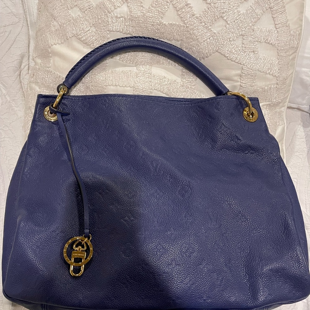 Artsy LV great condition